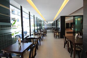 供应早餐、午餐和晚餐，泰国菜