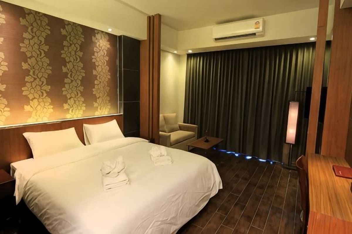 Minibar, in-room safe, desk, blackout curtains
