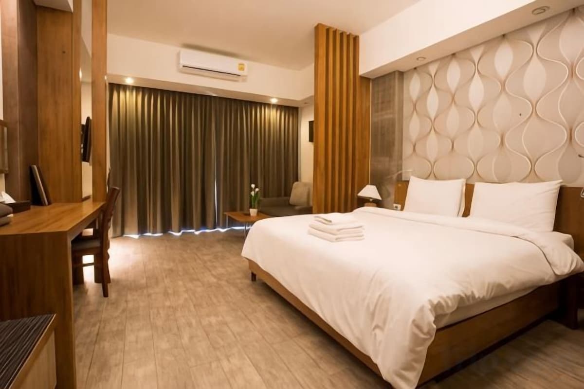 Minibar, in-room safe, desk, blackout curtains