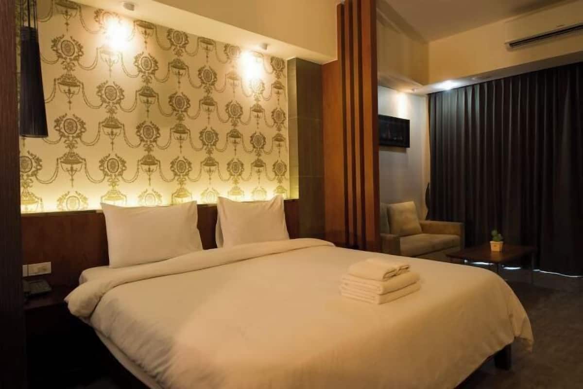 Minibar, in-room safe, desk, blackout drapes