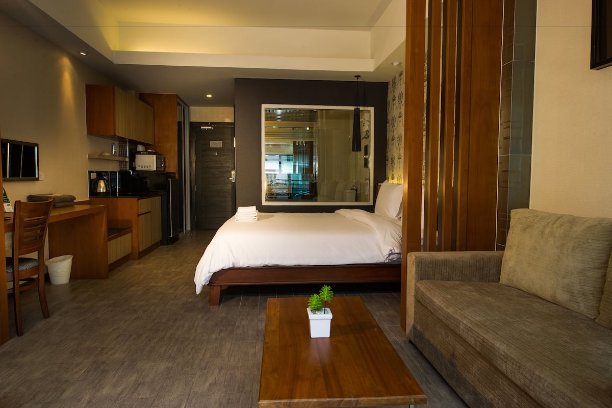 Grand Deluxe Double Room | ميني بار وخزنة داخل الغرفة ومكتب وستائر تعتيم