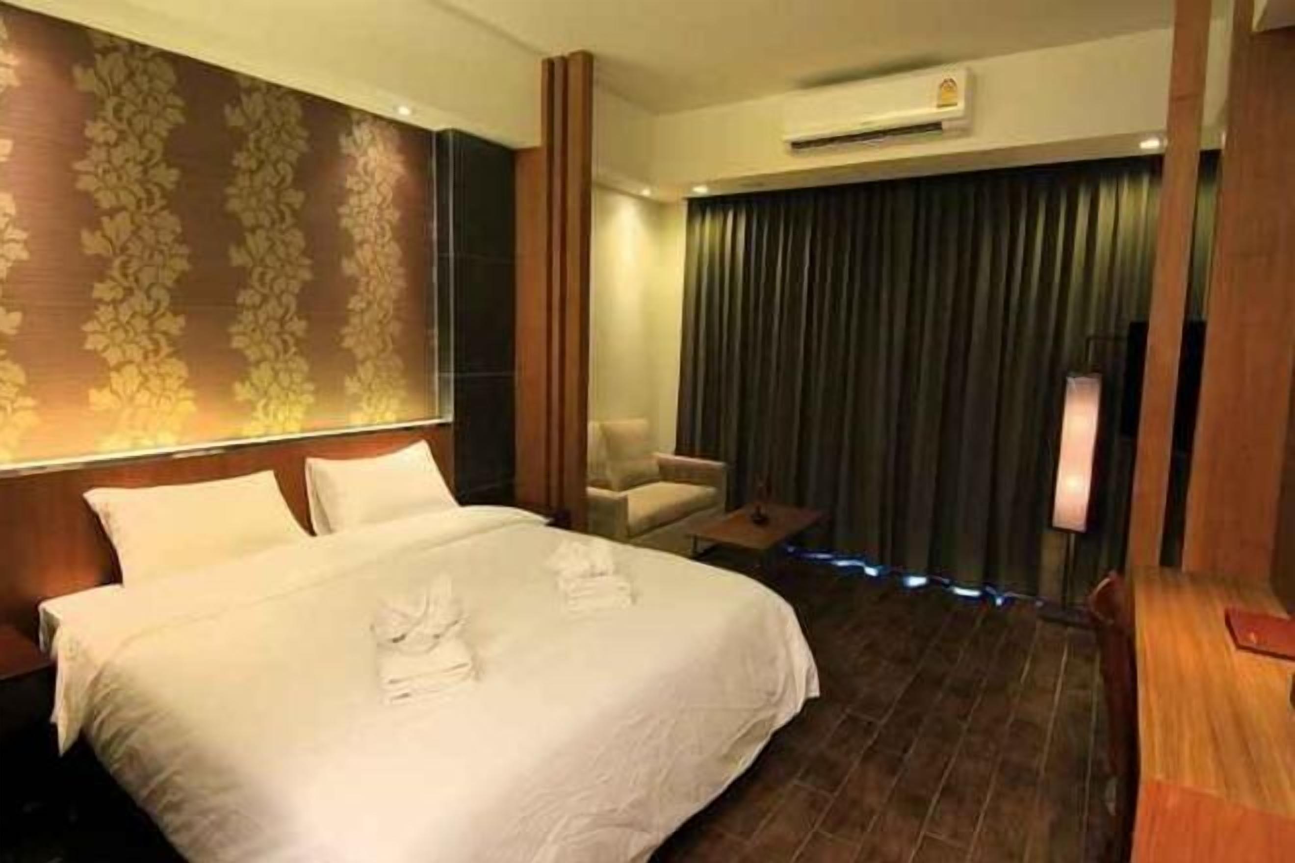 Minibar, caja de seguridad en la habitación y escritorio 