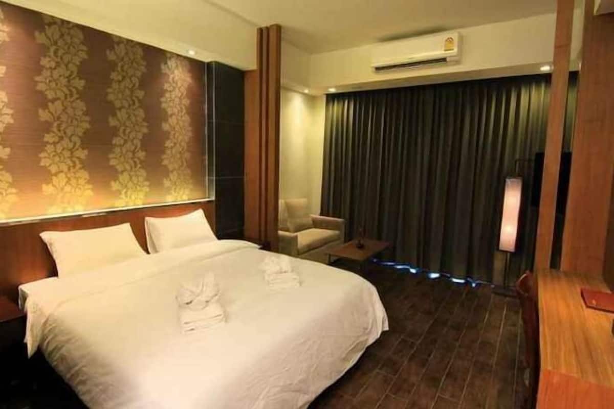 Minibar, in-room safe, desk, blackout curtains