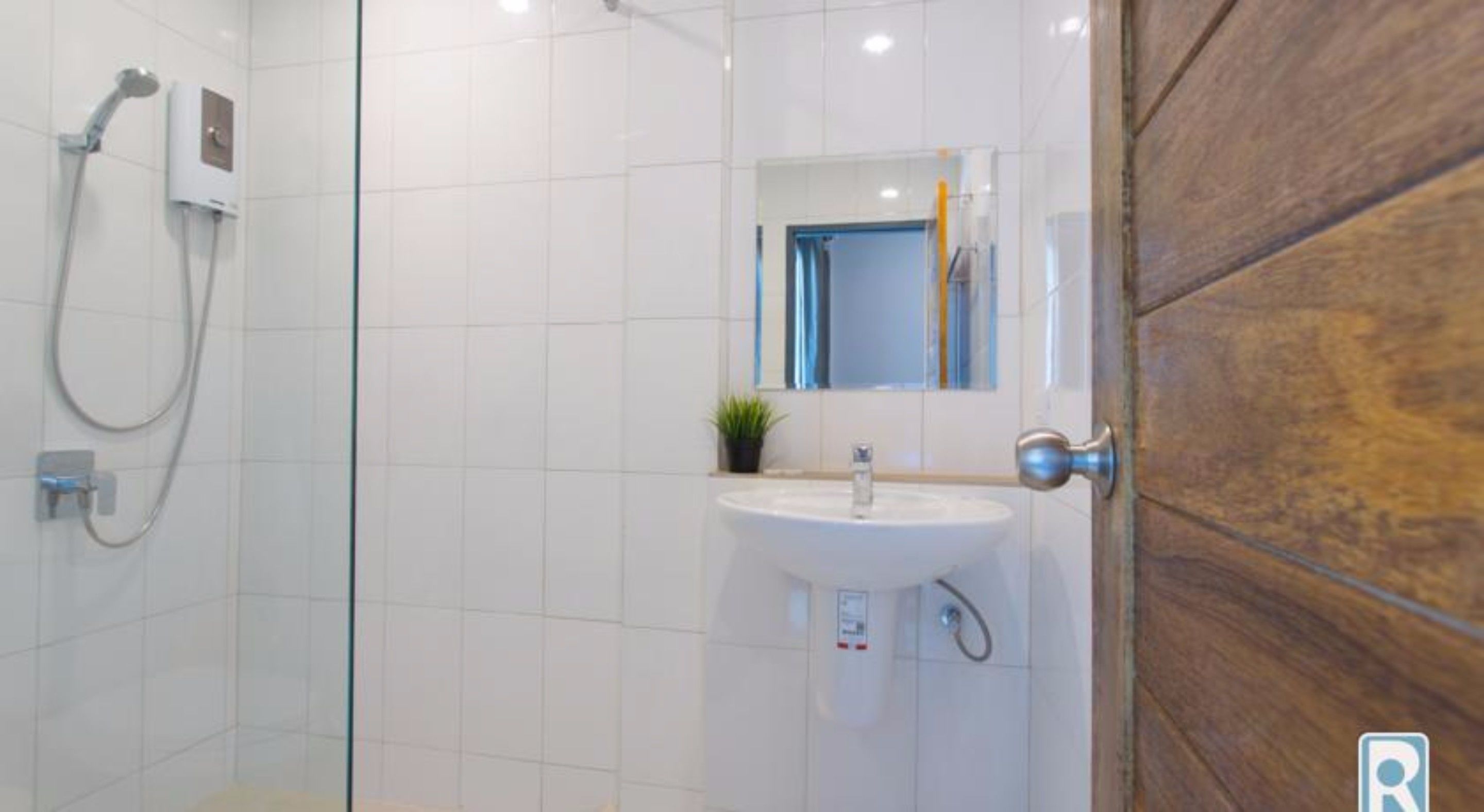 standard triple bed room | bathroom sink