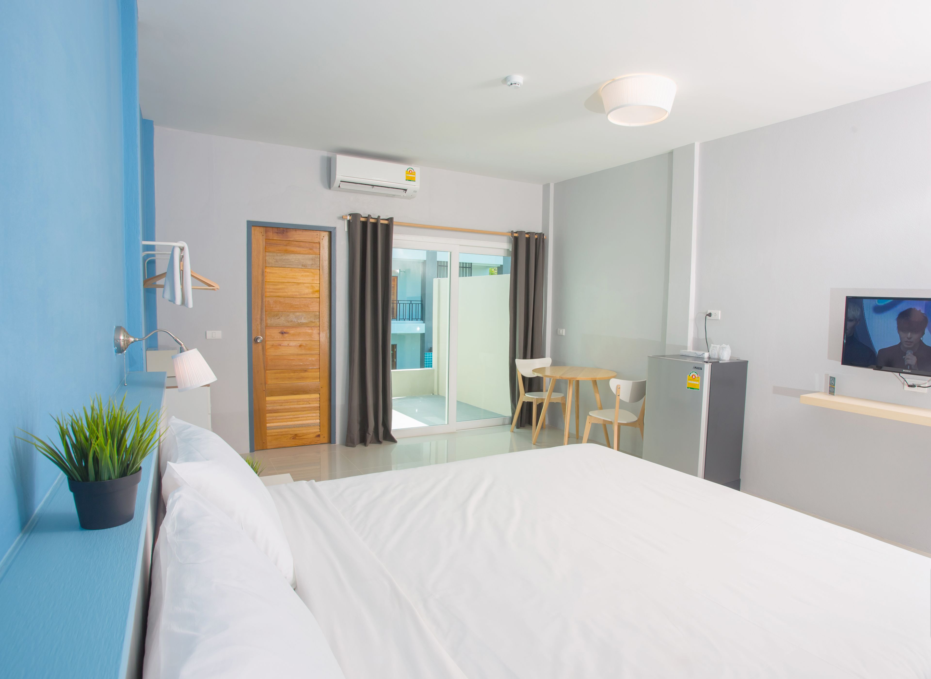 standard double room | in-room safe, desk, free wifi