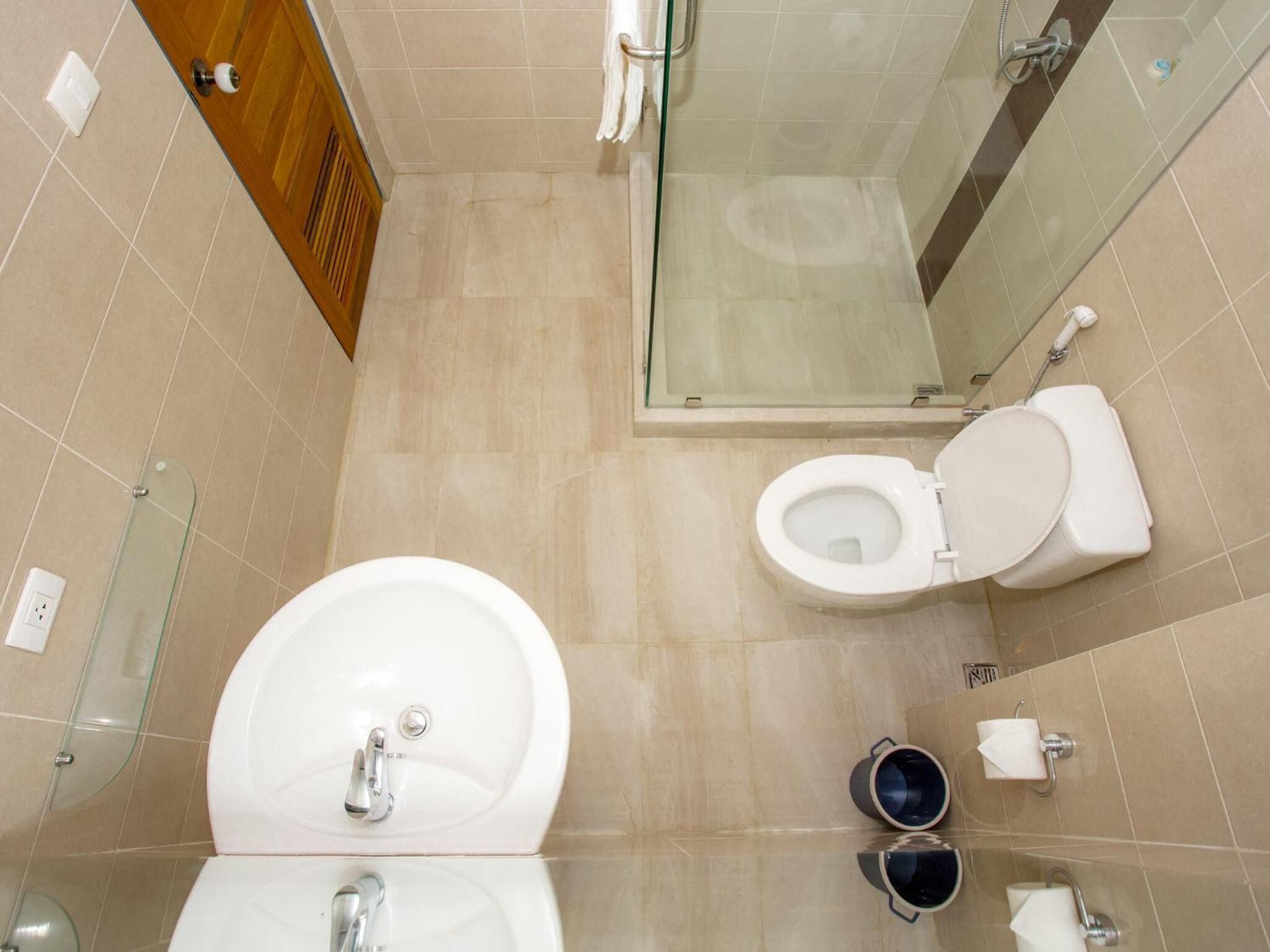 shower, free toiletries, towels