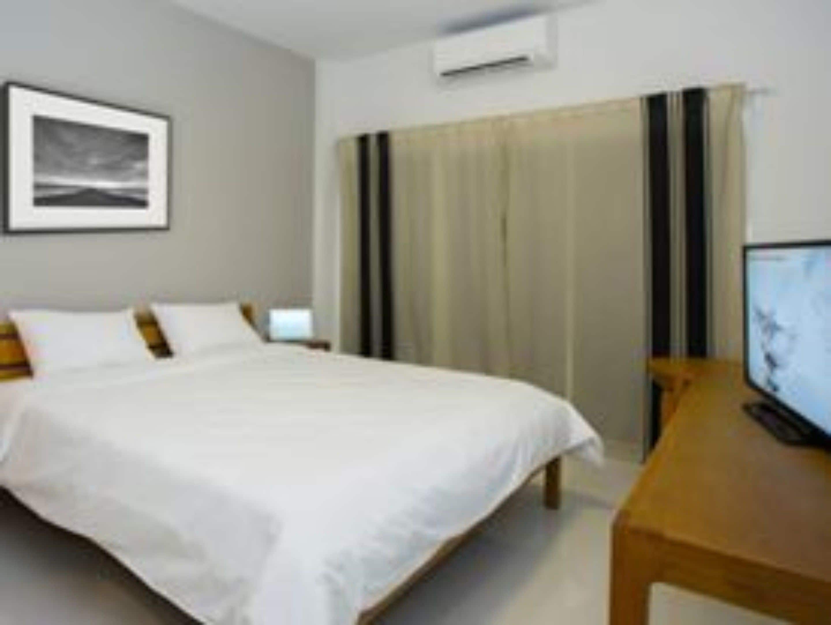 standard double room | in-room safe, desk, free wifi