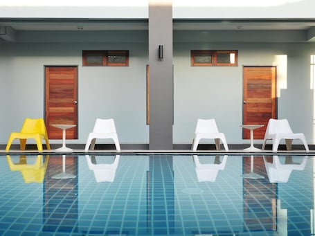 Una piscina al aire libre. Ruk Cozy Khao Lak