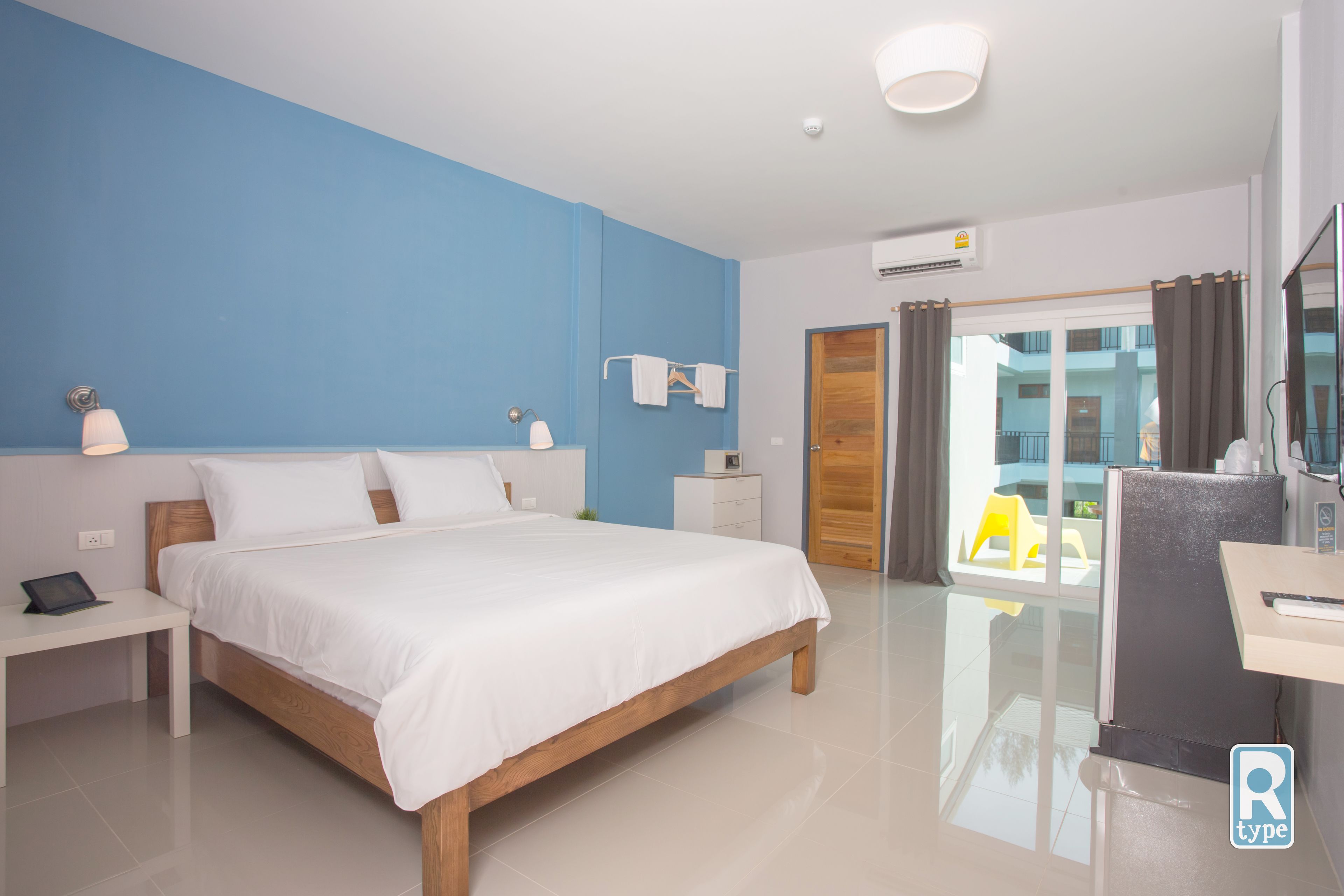 standard double room | in-room safe, desk, free wifi