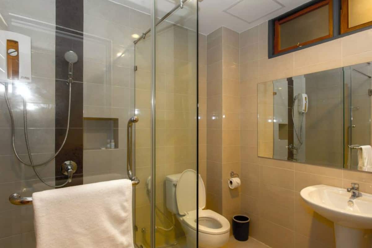 standard double room | bathroom sink