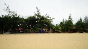 Accommodatie ligt op het strand, ligstoelen, parasols, strandlakens