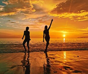 Una playa cerca, toallas de playa, masajes en la playa