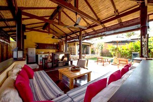 40-inch flat-screen TV with digital channels, plasma TV, Netflix