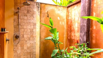 Dusche im Bad