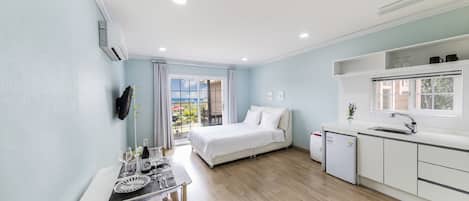 Colchones Tempur-Pedic, escritorio y cortinas blackout