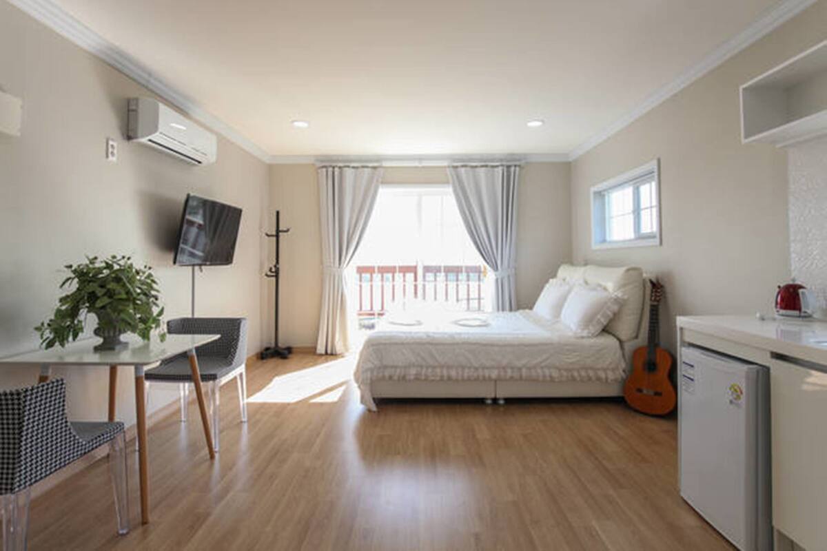Tempur-Pedic beds, desk, blackout drapes, soundproofing