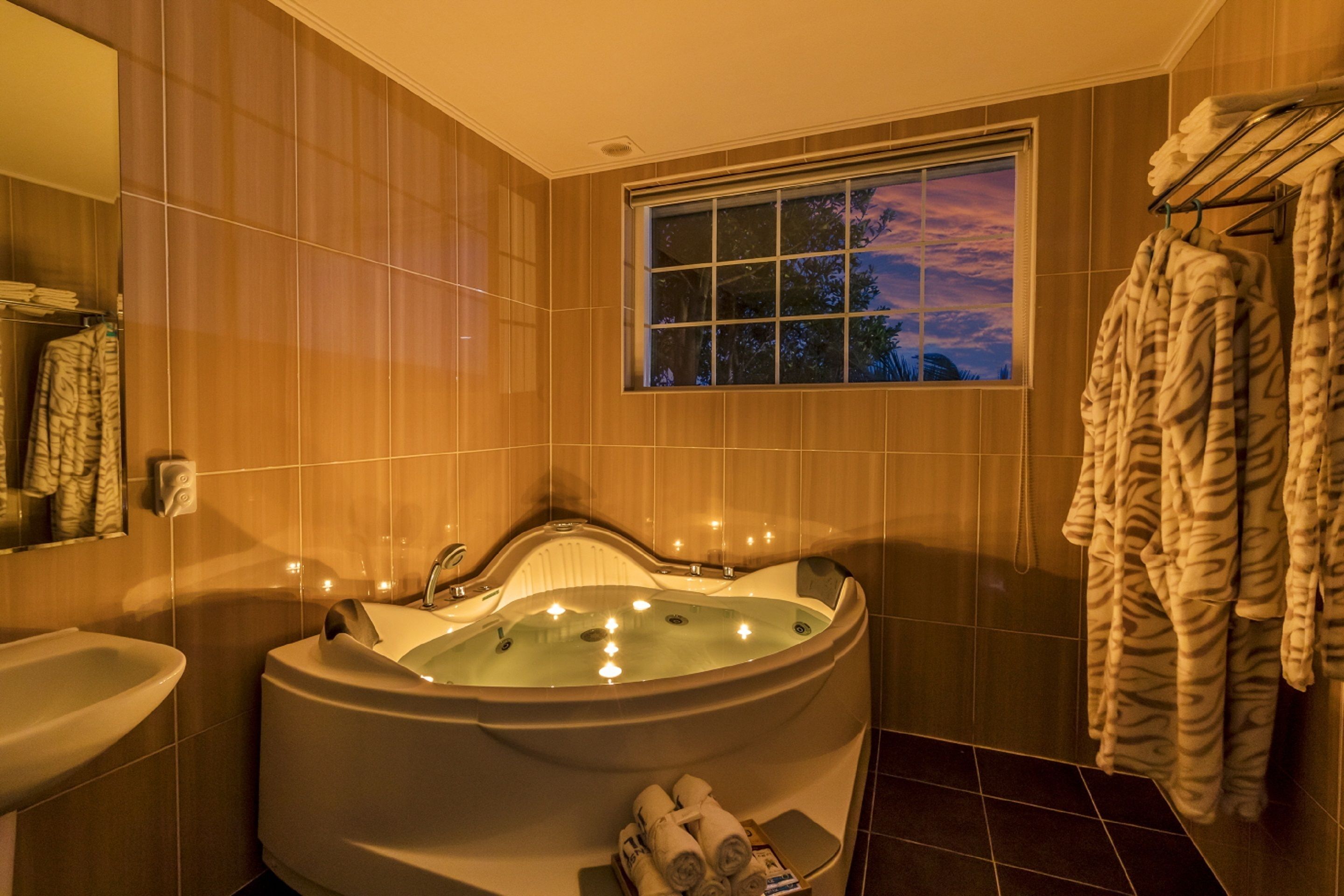 Deluxe Double Room, Jetted Tub | Jetted bathtub