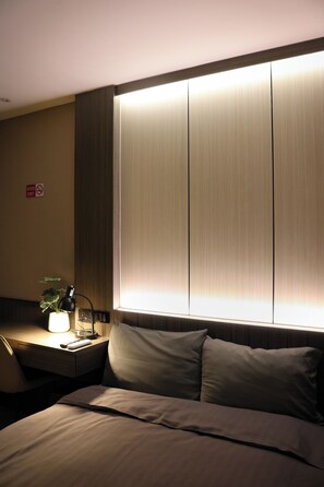 Standard Plus | 客房內保險箱、書桌、筆電工作空間、遮光布/窗簾