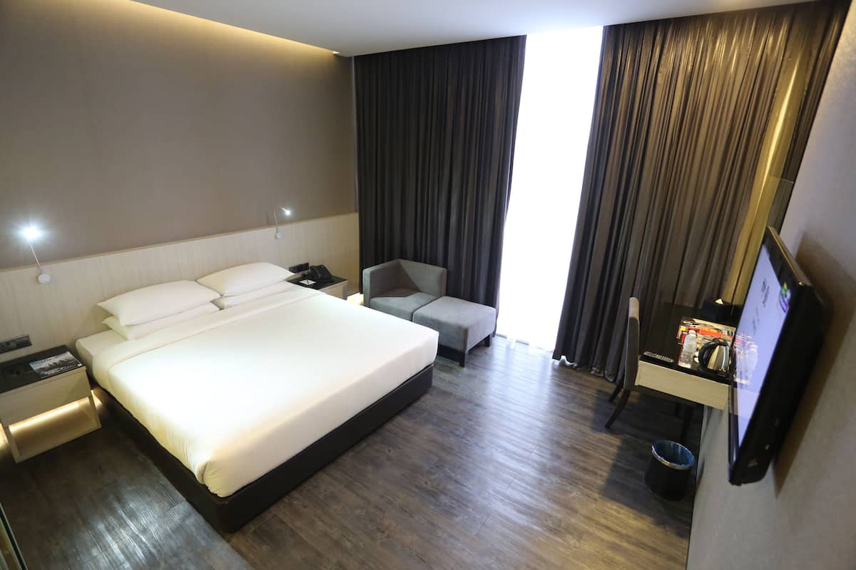 Minibar, in-room safe, free WiFi