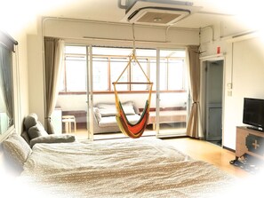Living area - Bonsai Guesthouse - Hostel (Osaka)
