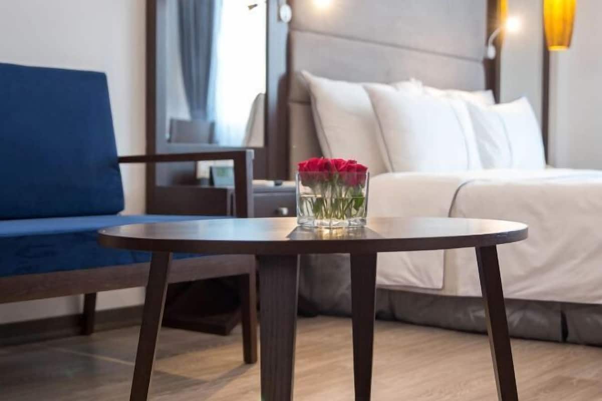 Premium bedding, pillow-top beds, minibar, in-room safe