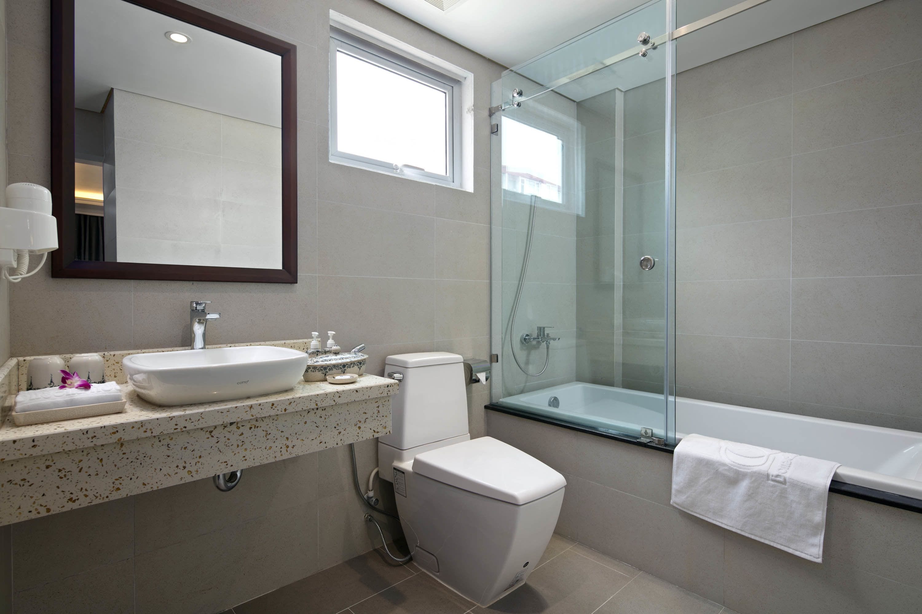 executive suite, non smoking, city view | bathroom | free toiletries, hair dryer, slippers, bidet