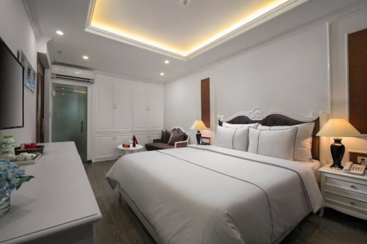 Premium bedding, pillow-top beds, minibar, in-room safe