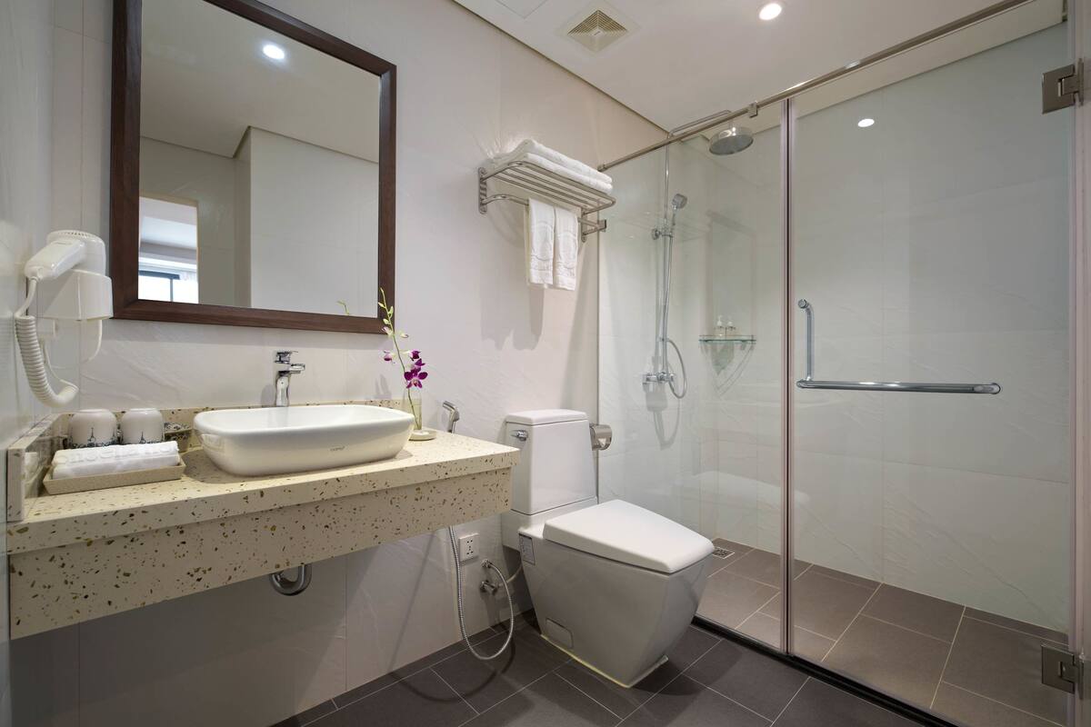 junior suite, 1 queen bed, non smoking, city view | bathroom | free toiletries, hair dryer, slippers, bidet