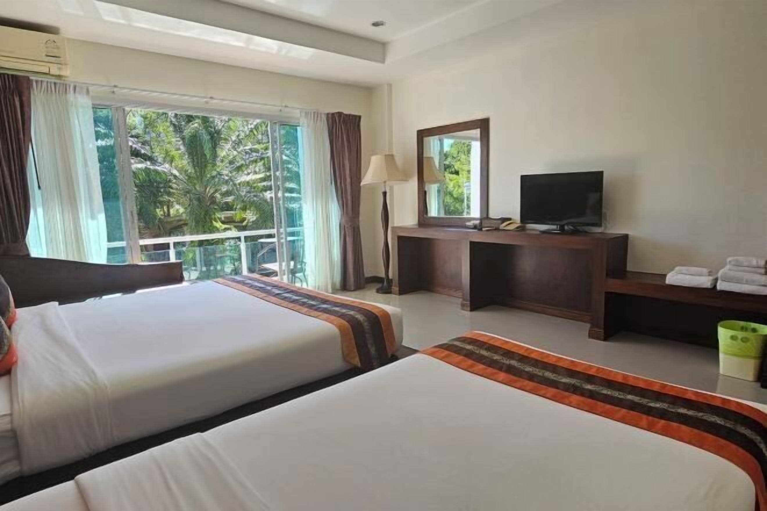 Minibar, in-room safe, free WiFi