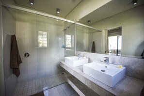 Familienapartment, 4 Schlafzimmer, Gartenblick | Badezimmer