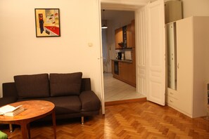 Apartamento básico, 1 quarto | 1 quarto, individualmente mobiliados, ferros/tábuas de passar roupa