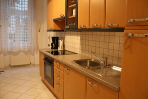 Apartamento básico, 1 quarto | Cozinha privada | Geladeira grande, cooktop, cafeteira/chaleira, chaleira elétrica