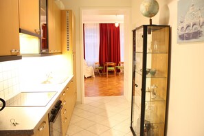 基础公寓, 1 间卧室 | 私人厨房 | 大冰箱、炉灶、茶具/咖啡用具、电热水壶