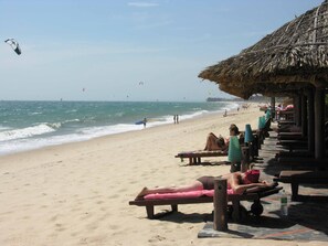 Private beach, sun-loungers, beach umbrellas, beach towels - Tien Dat Mui Ne - Blue Waves Resort & Spa (Phan Thiet)