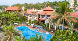 A resort with a swimming pool, palm trees, and buildings with red roofs. - Tien Dat Mui Ne - Blue Waves Resort & Spa (Mui Ne)