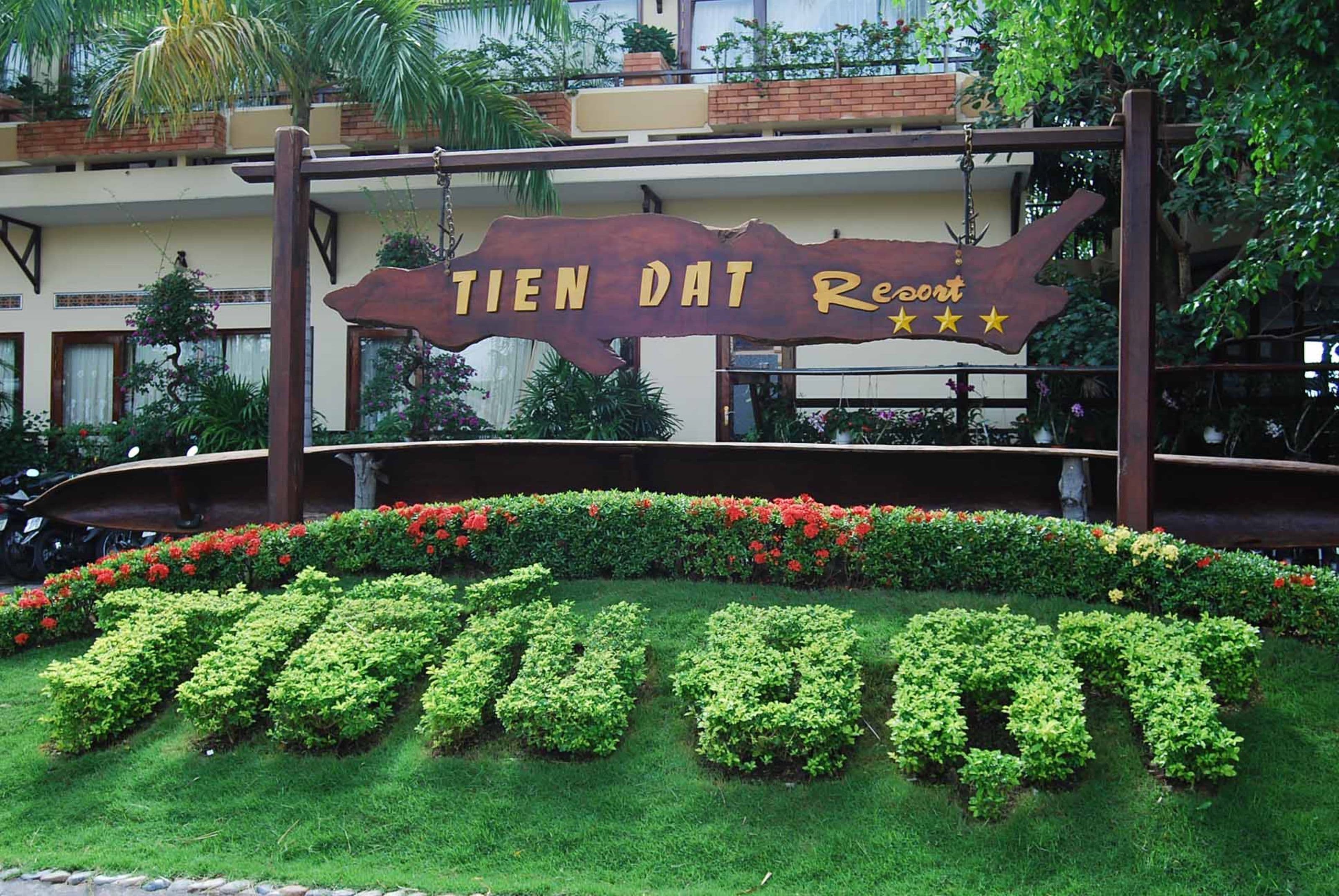 Señal para 'TIEN DAT Resort', con una calificación de tres estrellas.