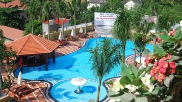 2 kolam renang terbuka, payung kolam, kerusi lepak pantai