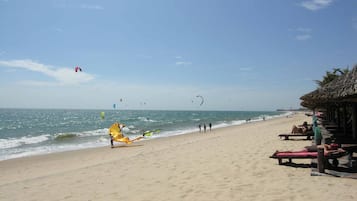 Plage privée, chaises longues, parasols, serviettes de plage