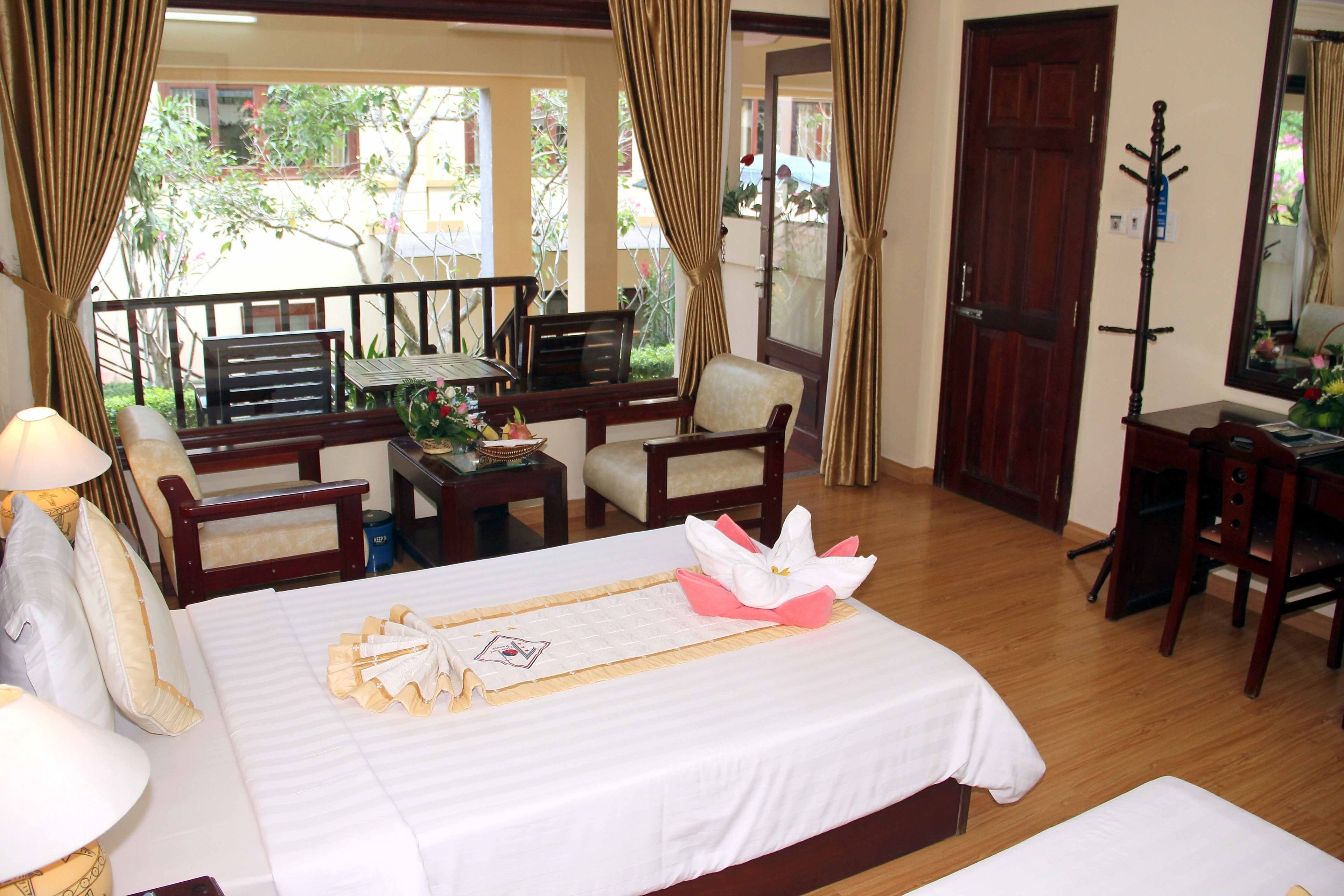 deluxe room (hillside) | premium bedding, minibar, in-room safe, desk