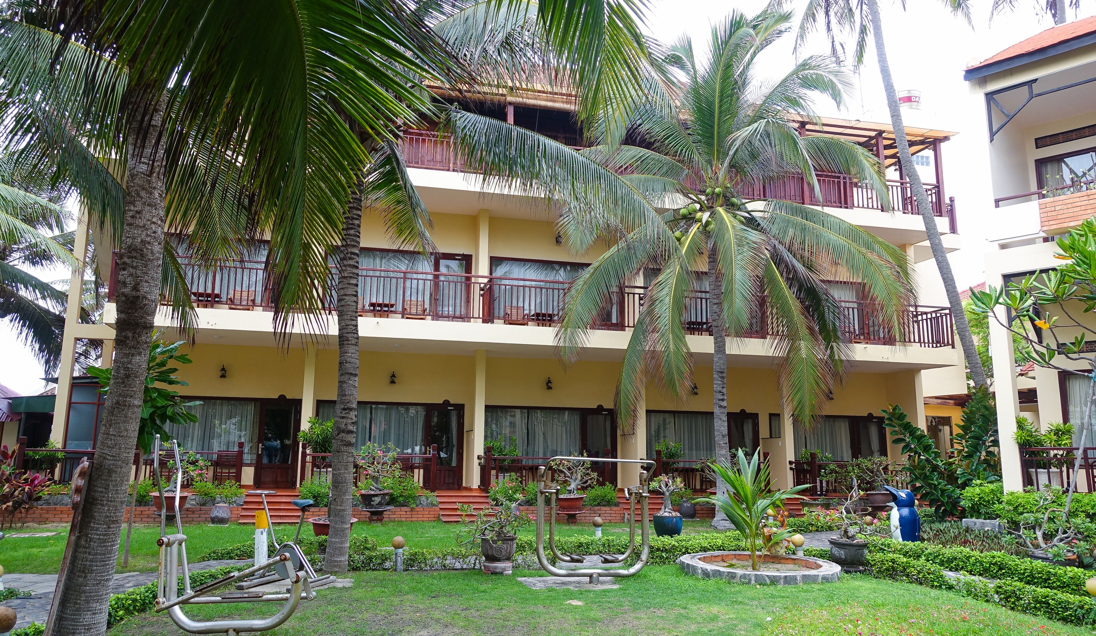 senior room, beachfront | living area | 32-inch led tv with cable channels, tv