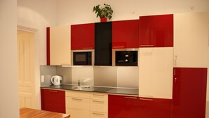 Studio | Private kitchen | Coffee/tea maker, fridge, microwave, stovetop - GoVienna Opera Apartment (Vienna)