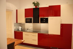 Studio | Private kitchen | Fridge, microwave, stovetop, dishwasher - GoVienna Opera Apartment (Vienna)
