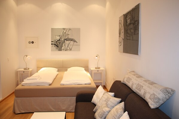 Studio | Laptop workspace, iron/ironing board, free WiFi, bed sheets - GoVienna Opera Apartment (Vienna)