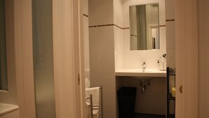 Studio | Bathroom | Combined shower/tub, towels - GoVienna Opera Apartment (Vienna)