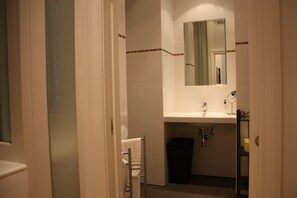 Studio | Bathroom | Combined shower/tub, towels - GoVienna Opera Apartment (Vienna)