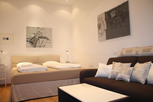 إستديو | مساحة عمل للكمبيوتر المحمول ومكواة/لوح كي وواي فاي مجانًا وملاءات أسرّة