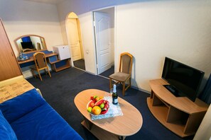 Suite, 1 Bedroom | Living area