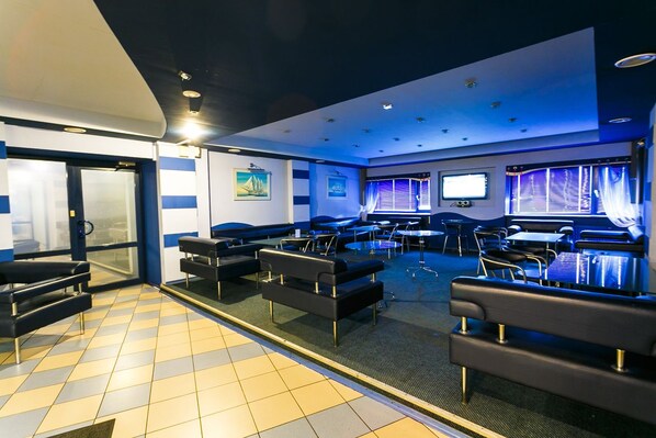 Breakfast, lunch and dinner served