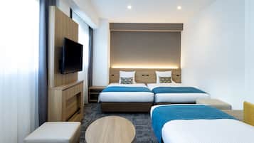 Escritorio, cortinas blackout y tabla de planchar con plancha