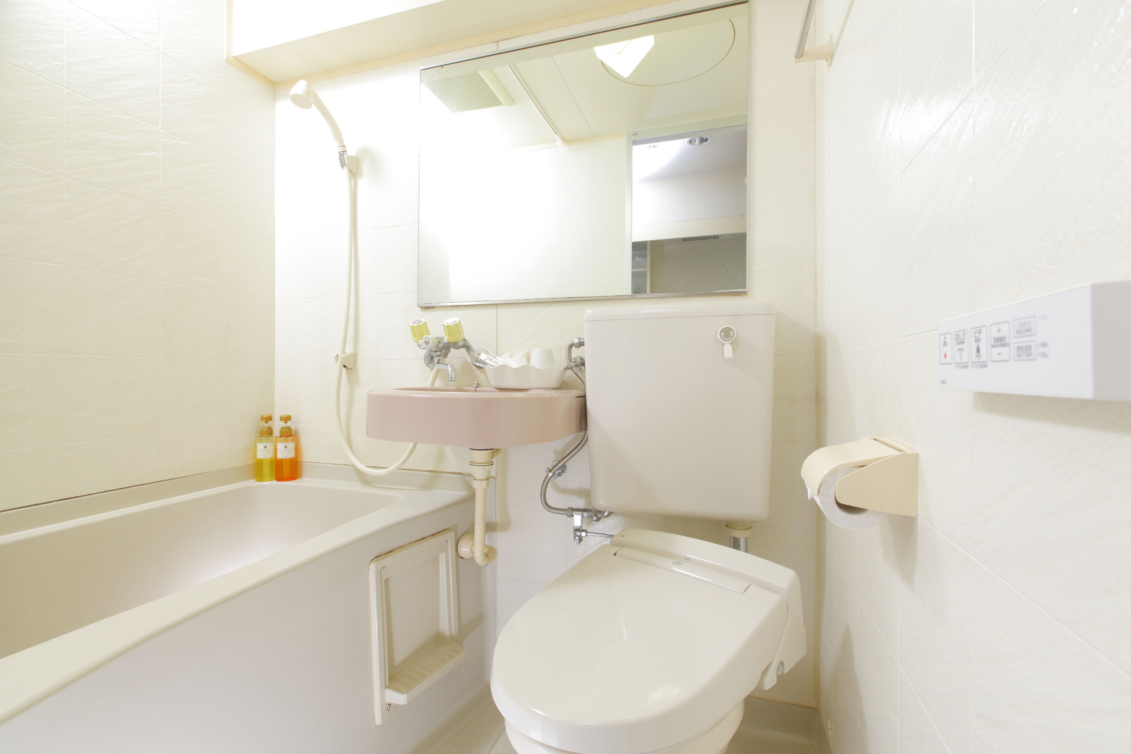 Une salle de bain avec une baignoire, des toilettes, un lavabo et un miroir.